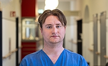 junger Mann im blauen Lasack