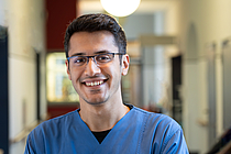 Porträt eines Mannes auf einem Flur