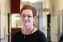 Porträt einer Frau auf einem Flur